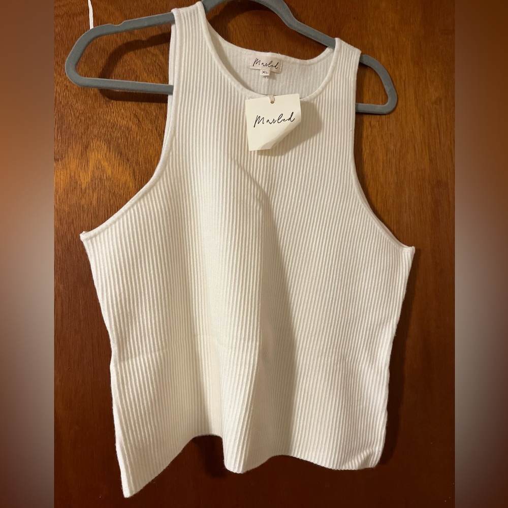 Ribbed knit sleeveless shirt